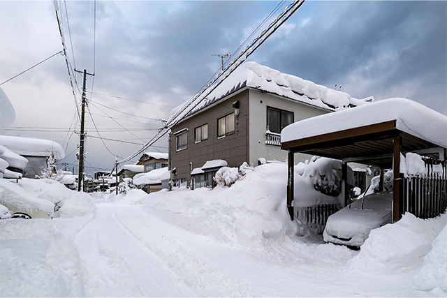 大雪の後は屋根やカーポートの雪下ろしで対策を