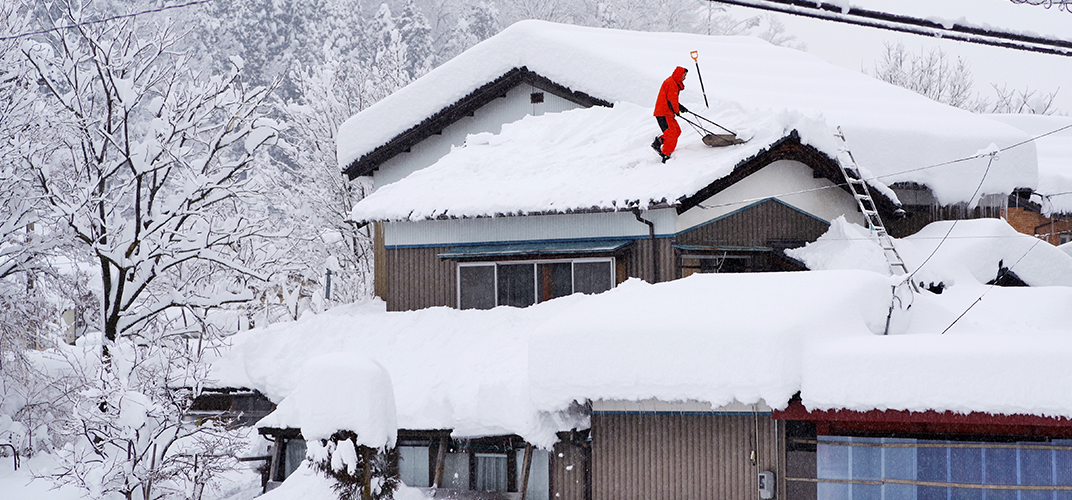 大雪で家が壊れた！雪かきでケガをした…火災保険でどこまで補償してもらえるの？
