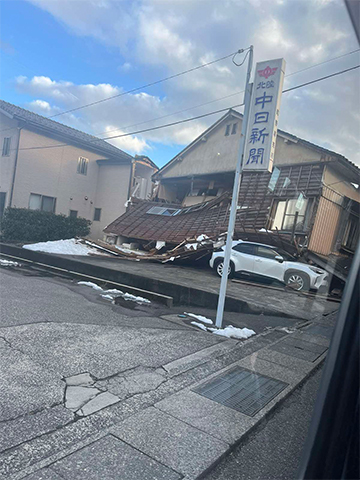 車中からみた地震で倒壊した様子