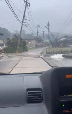地震直後、街中の電柱は倒れて電気や電話回線はすぐに使えなくなった
