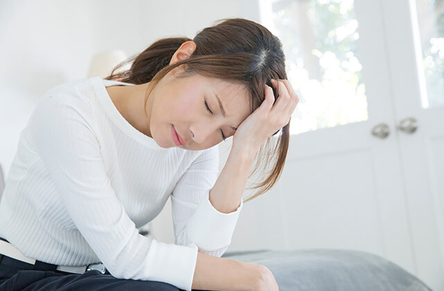 体調がすぐれない女性