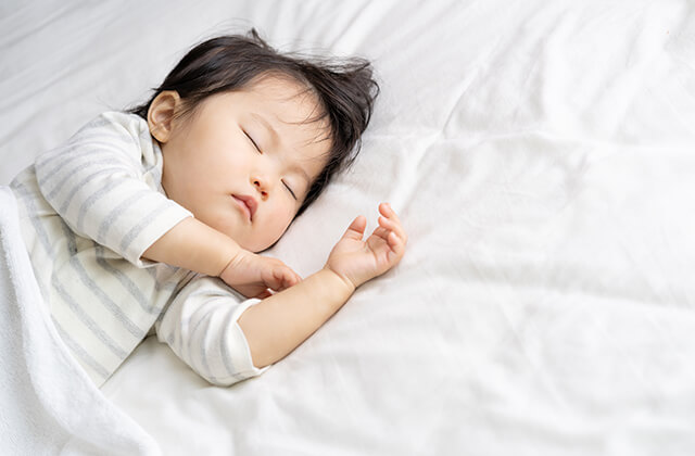 眠る赤ちゃん