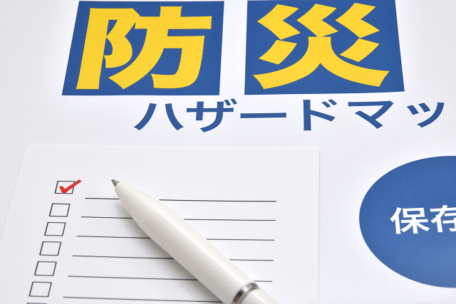 防災ハザードマップとチェックマークとペン