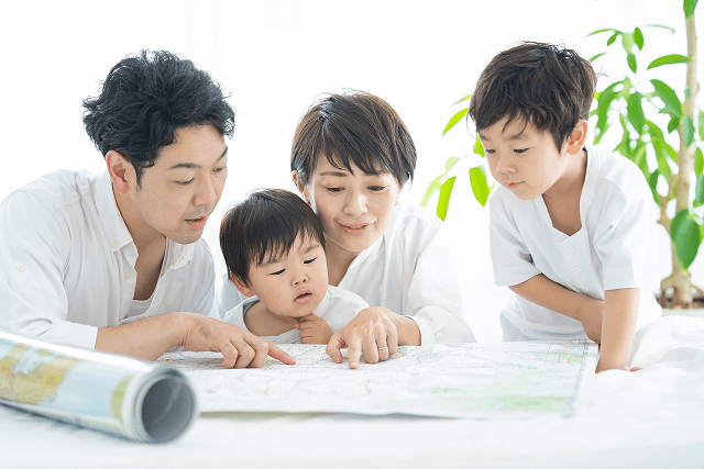 地図をみながら避難方法を確認している家族